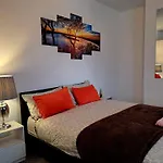 2 Bedroom House In Leeds - Sleeps 5 Wifi Parking