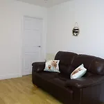 2 Bedroom Home Leeds City Centre - Free Parking