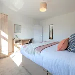Spacious 3 Bedroom Home With Parking - Close To Leeds City And Amenities - Perfect For Long Stays