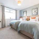 Spacious 3 Bedroom Home With Parking - Close To Leeds City And Amenities - Perfect For Long Stays