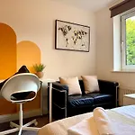 Spacious 2 Bed Flat Free Private Parking