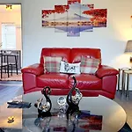 Cosy Two Bedroom House In Leeds