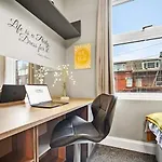 Leeds 2Br Cozy Stay - Near St James, Free Parking