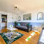 51Vl For Your Stylish And Relaxed Stay With Free Parking And Free Wifi