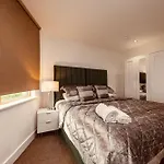 Central Leeds Dock Apt, Free Secure Parking! 2 Bed
