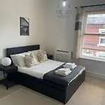Bright And Cosy 2 Bed House With Free Parking Near The City Centre