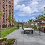 Emerald Elegance, 2Bed 2Bath Leeds Escape, Center & Stadium
