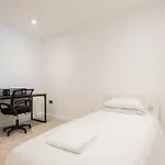 Modern 2 Bedroom Apartment With Balcony In Leeds