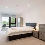 Modern 2 Bedroom Apartment With Balcony In Leeds