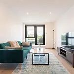 Modern 2 Bedroom Apartment With Balcony In Leeds