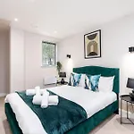 Central Deluxe Apartment Leeds