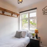 Prime Headingley Location Perfect For Large Groups