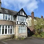 6 Bed Apartment Slps 16 On Otley Run