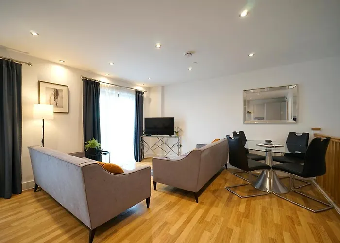 Modern 2 Bed Apartment With Juliet Balcony - Dhb Stays