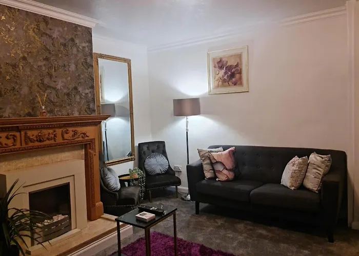 Immaculate 3-Bed House In Middleton