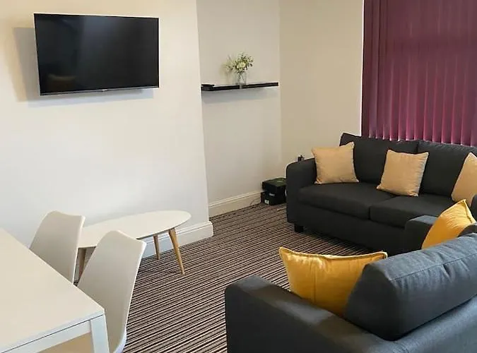 Spacious House With 3 Ensuite Bedrooms In Leeds