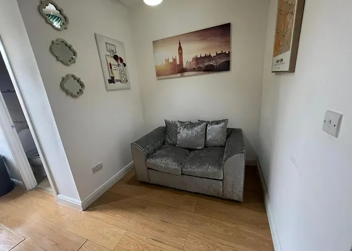 *Modern 1 Bedroom Apt Next To Centre*