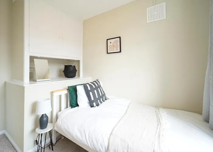 Stunning Luxury 3 Bed House With Garden In North Leeds