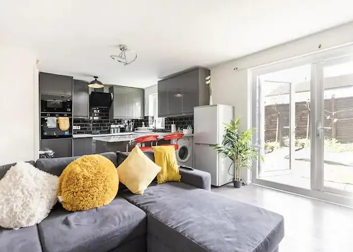 Mordenised 2 Bedroom House Close To City Centre