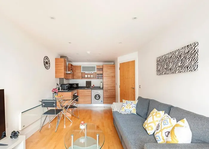 Cozy Apt Near Central Leeds