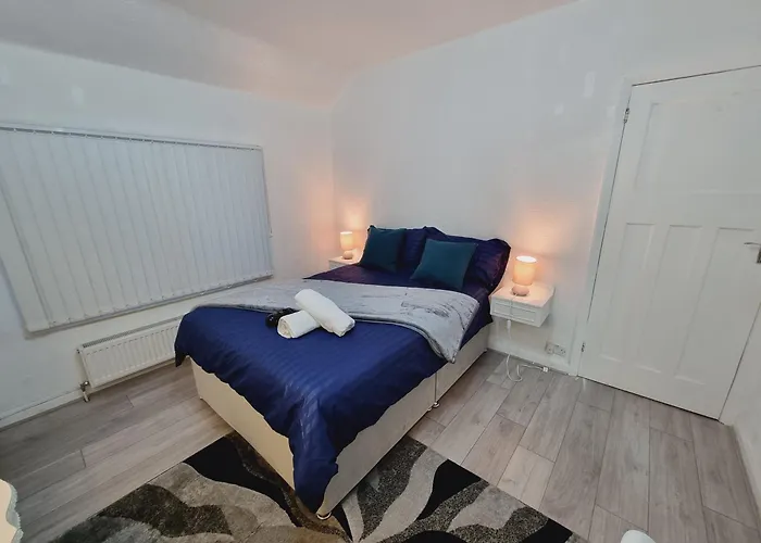 Modern 3 Bedroom House, 3 Bathroom, Secure Parking, Wi-Fi & Garden