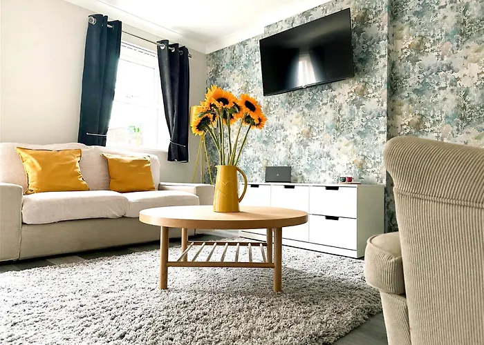 Stylish Village Townhouse W/ Parking - Near Leeds & York