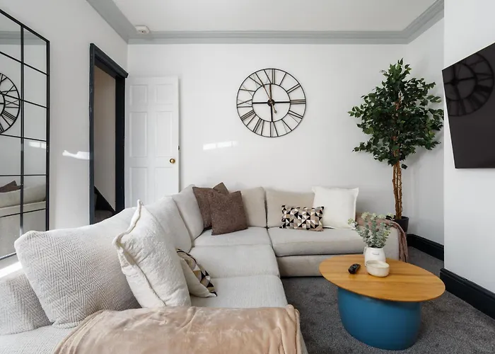 Spacious Three-Bedroom Apartment In Leeds