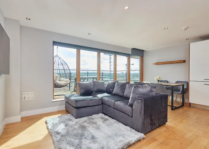 King Penthouse Apt View&Free Parking!