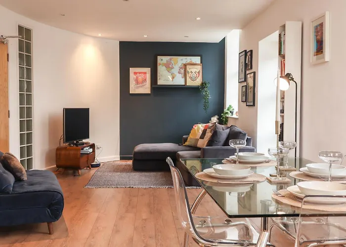 Beautiful 2 Bed Apartment - City Centre - Free Private Parking - Perfect For Families And Professionals