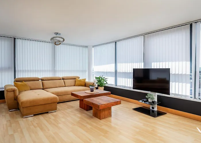 Large Central Penthouse In Leeds