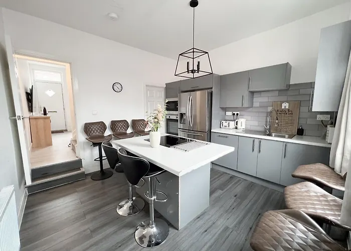 Modern 4 Bed En-Suite House In Leeds - Free Parking