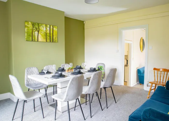 3 Bedroom House - Free Parking-Hospital-Contractors-Families