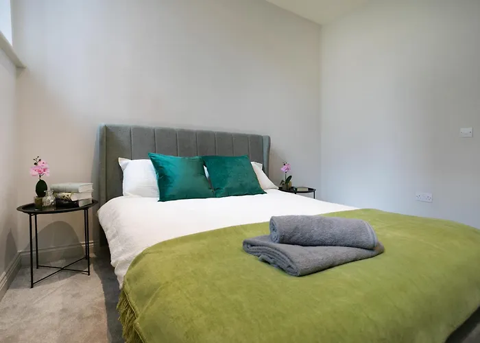 Apt 26, Stylish 1-Br With Soothing Green Tones