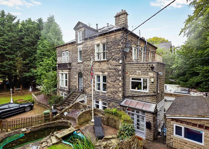 Spacious 3 Bedroom Ground Floor Apartment - 10 Mins From City Centre