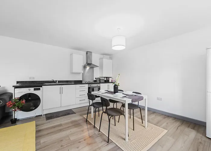 Budget 2-Bed House 10Mins To Leeds City Centre