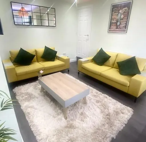 Lovely 4 Bedroom, 2 Bathroom House Near City Centre