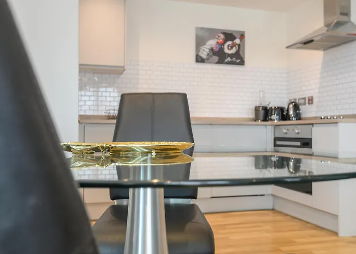 Luxury 3-Bed, 3-Bath Penthouse - Leeds City Centre - Underground Parking