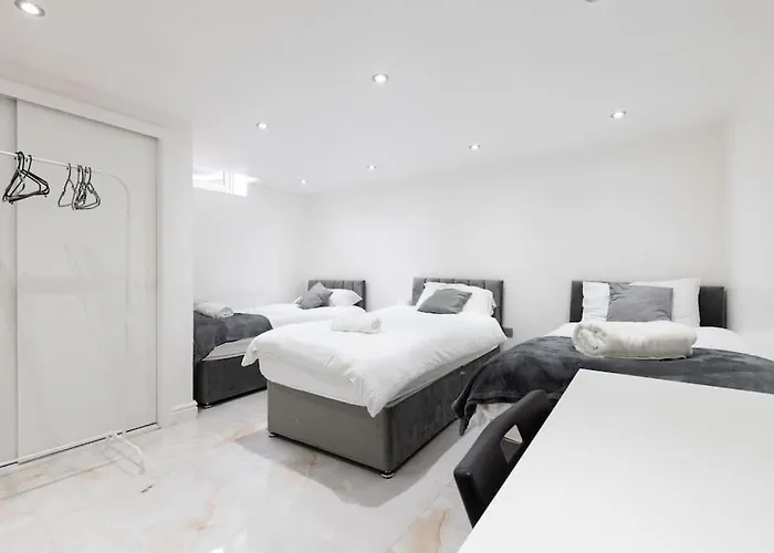 4 Bed House- Near Leeds City- Group Stays, Fits 10