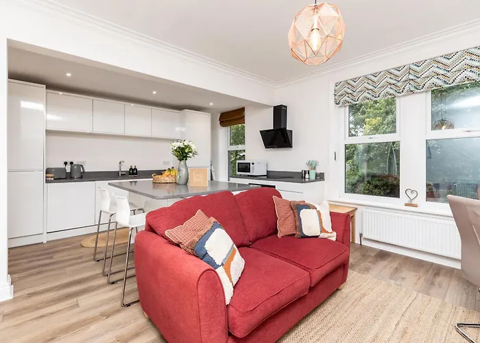 Chic 2-Bed Retreat In The Heart Of Oakwood!