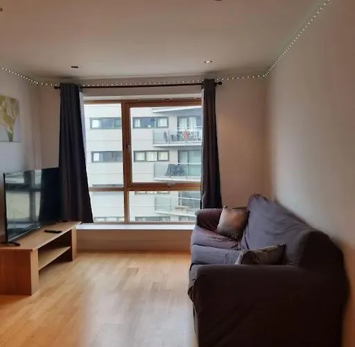 Modern Apartment By Leeds Dock
