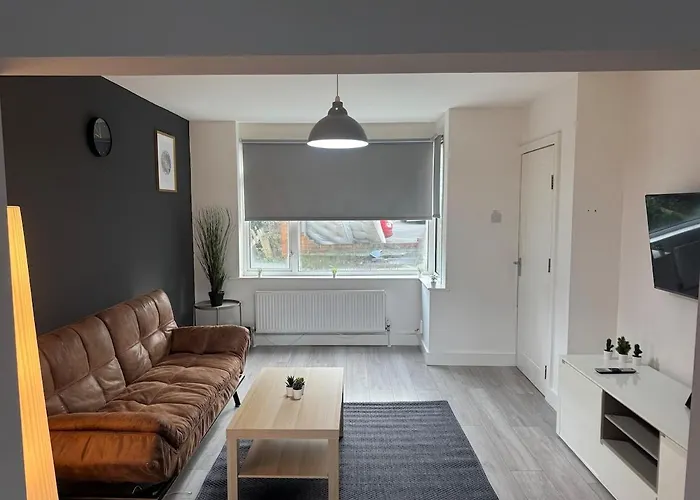Modern 4 Bed House Close To City Centre