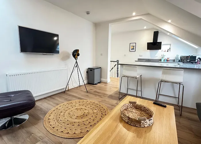 Stylish & Cosy 2-Bed Apartment In Vibrant Oakwood!