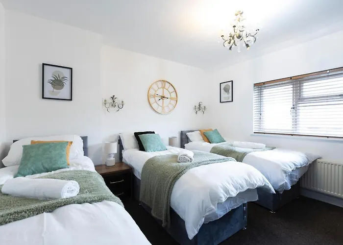 3Bdr Contractor Stays,Private Parking, Pets, 6 Beds