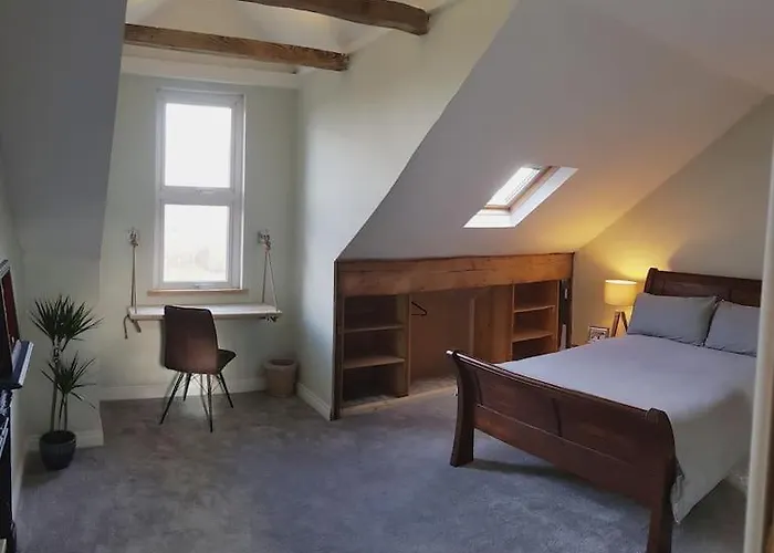 Self-Contained Attic Flat, 15 Mins From The Centre