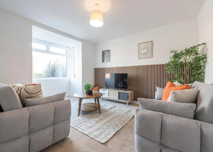 Spacious 3 Bedroom Home With Parking - Close To Leeds City And Amenities - Perfect For Long Stays