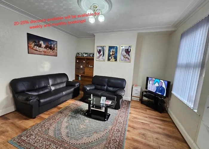 Spacious Two Bedroom House, Parking And Wifi