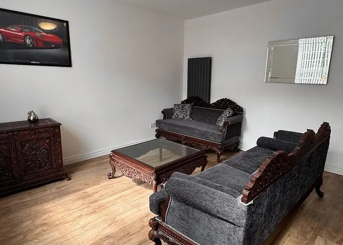 Cozy 2 Bedroom House, Sleeps 6