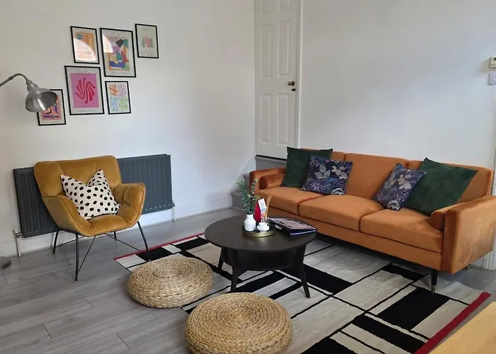 Bright And Cosy 2 Bed House With Free Parking Near The City Centre