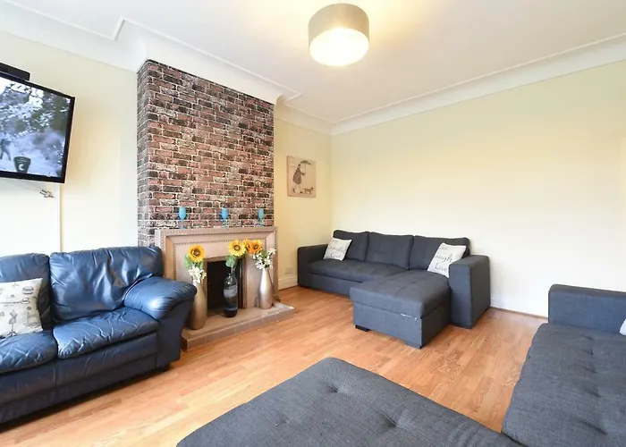 6 Bed Apartment Slps 16 On Otley Run