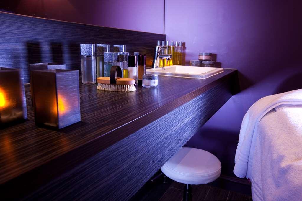 Village Leeds North Hotel